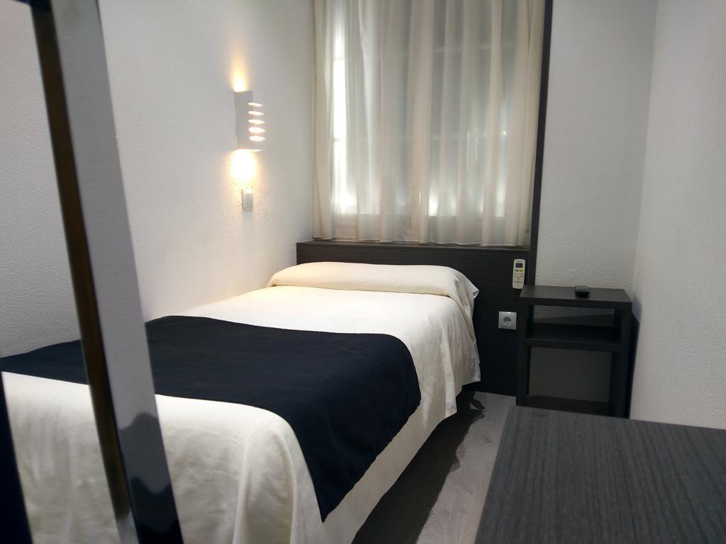 Hostal Dona Isabel Majadahonda Εξωτερικό φωτογραφία